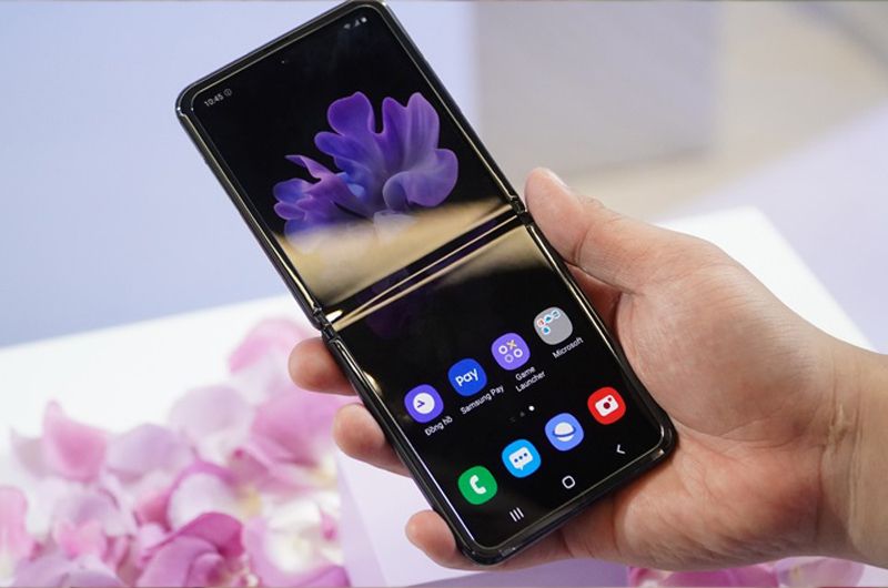 Cảnh sát Mỹ dùng Galaxy Z Flip kẹp áo